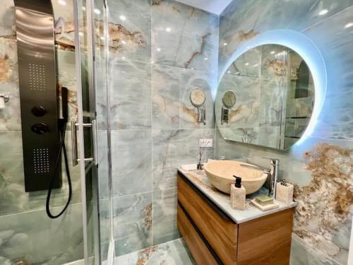 une salle de bain avec un lavabo et une douche dans l'établissement Grande terrasse vue dégagée mer en Basse Californie, à Cannes