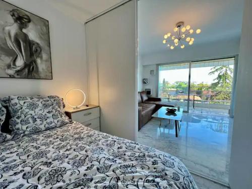 une chambre avec un lit et une vue sur une piscine dans l'établissement Grande terrasse vue dégagée mer en Basse Californie, à Cannes