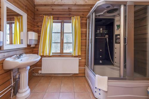 a bathroom with a shower and a sink at Sporto ir poilsio centras KORNEALITA IEVALAUKIS in Gaveikėnai