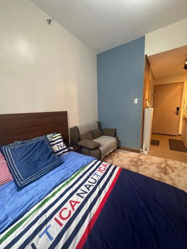 una camera da letto con un letto e un divano in una stanza di A's Cabin a Manila