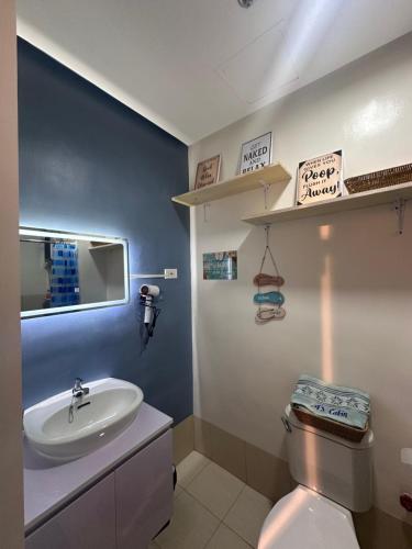 un bagno con lavandino e WC di A's Cabin a Manila