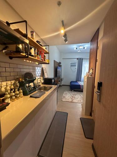 una cucina con bancone e soggiorno di A's Cabin a Manila