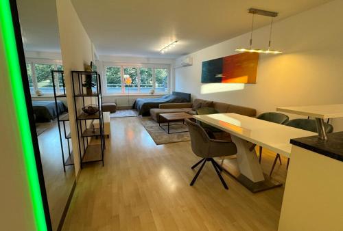 una sala de estar con una mesa y un sofá en City Apartement Linz für 5 Gäste mit self-checkin und Küche, en Linz