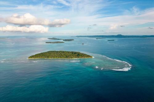 an island in the middle of the ocean at Ira Bungalows Pulau Banyak in Alaban