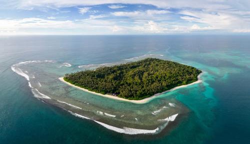an island in the middle of the ocean at Ira Bungalows Pulau Banyak in Alaban