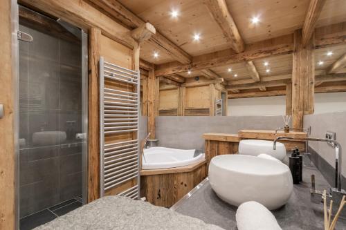 une salle de bain avec une baignoire, des toilettes et un lavabo dans l'établissement Le Covagnet, à Saint-Gervais-les-Bains