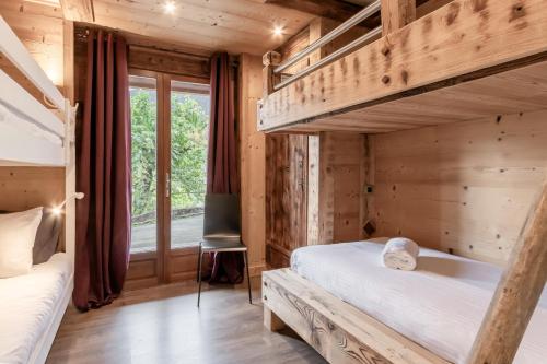 une chambre avec deux lits superposés et une fenêtre dans l'établissement Le Covagnet, à Saint-Gervais-les-Bains