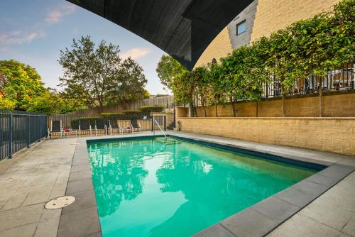 una piscina frente a un edificio en Quest Frankston, en Frankston