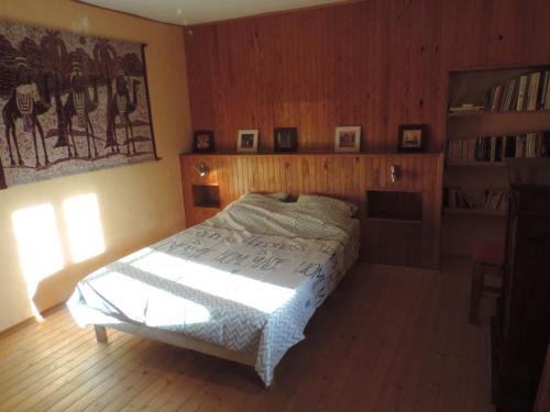 une chambre avec un lit et une étagère dans l'établissement La ferme comtoise d'Izabelle et Thierry, à Prénovel