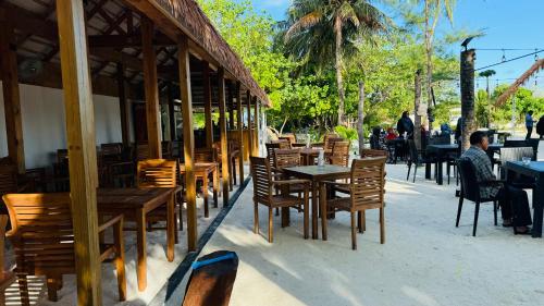 Ein Restaurant oder anderes Speiselokal in der Unterkunft Wave Crest Retreat 