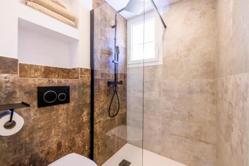 une salle de bain avec une douche avec une porte vitrée dans l'établissement « L’Observatoire » 6 personnes, à Bandol