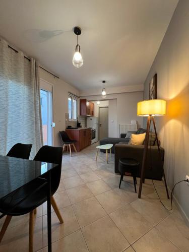 a living room with a couch and a table and chairs at Αγρίνιο κέντρο ΔΣ, Δ1 in Agrinion