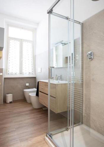 un bagno con doccia, WC e lavandino di Casa Appleton a Foligno