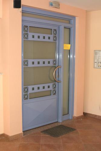 a glass door with a metal handle in a room at Αγρίνιο κέντρο ΔΣ, Δ1 in Agrinion