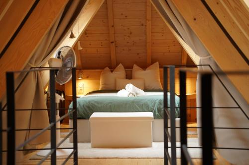 une chambre avec un lit dans un grenier dans l'établissement Maison atypique Alsace - Là Haut, à Lautenbach