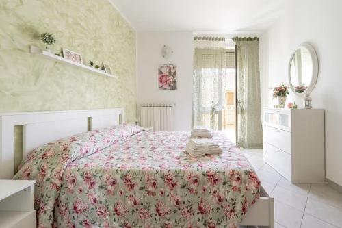 オートラントにあるEvergreen Houseのベッドルーム1室(花柄のベッドカバー付)