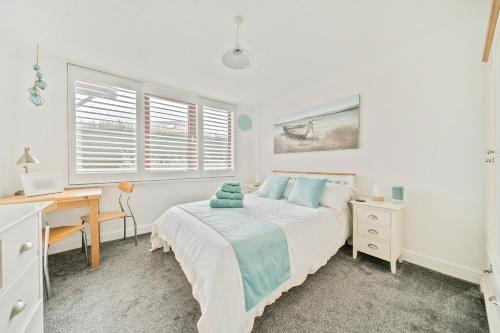 Giường trong phòng chung tại Stone's throw from beach and forest, stunning country walks