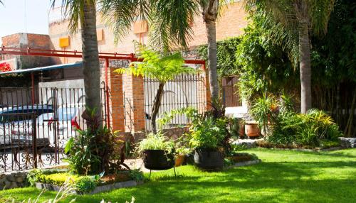 Un jardín fuera de Hotel Vitorina
