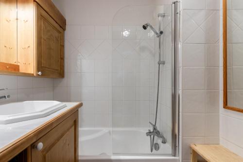 een badkamer met douche en wastafel bij Les Carlines in Les Contamines-Montjoie