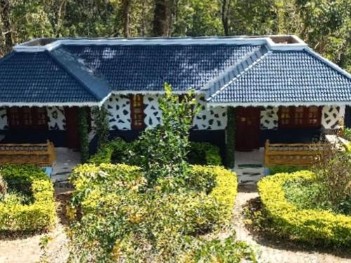 un modello di casa in giardino di Kuruva Castle Cottages - Experience Nature & Wildlife a Chegāt