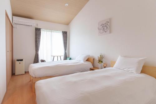 Un pat sau paturi într-o cameră la Habitacion Cottage Suzu