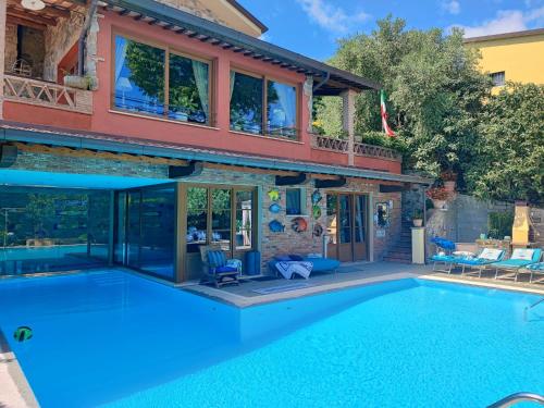 Piscina de la sau aproape de Villa Capo Corso