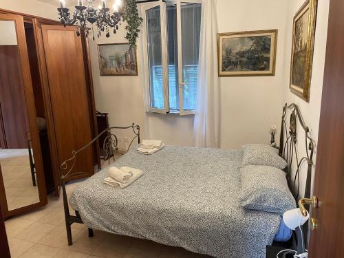 Un dormitorio con una cama con dos toallas encima. en CASA DELLE FORNACI, en La Spezia