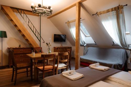 a room with two beds and a table and a bed at Dom Potok in Karpacz