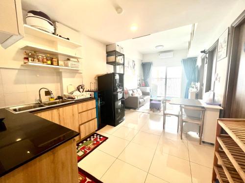 a kitchen with a sink and a counter top at IMPERIAL PLACE - NATURAL POEM View đẹp - hồ bơi, gym miễn phí in Ho Chi Minh City
