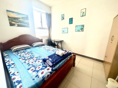 a bedroom with a bed with a teddy bear on it at IMPERIAL PLACE - NATURAL POEM View đẹp - hồ bơi, gym miễn phí in Ho Chi Minh City