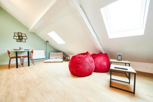 Cette chambre comprend 2 grands oreillers rouges au sol. dans l'établissement RB-3 Charmant appartement 2 pers dans les combles 3ème étage, à Mulhouse