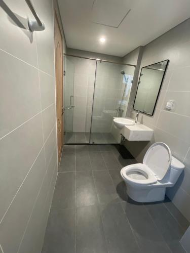 a bathroom with a toilet and a sink at HaLi Home in Móng Cái