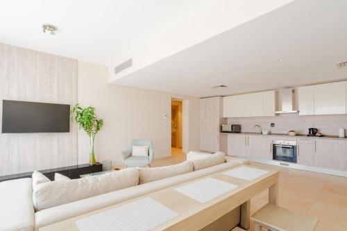 赫尔格达Boutique Residence Mangroovy-Lemon Spaces Gouna的带沙发和桌子的客厅