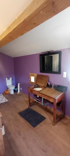 une salle de bain avec un lavabo et des toilettes dans une chambre dans l'établissement JAS provençal pour 6 personnes à 2mn de la Grange de Javon, à Monieux