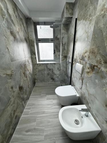 un bagno con WC e lavandino di Apartment 1330 a Tirana