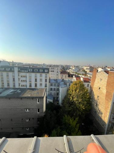 une vue d'une ville depuis un bâtiment dans l'établissement Vincennes Valley, à Vincennes