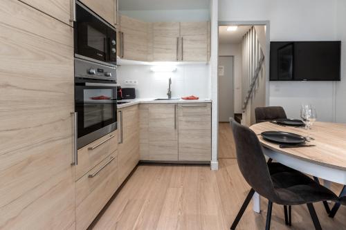 une cuisine avec une table et une salle à manger dans l'établissement Duplex - Aiguille du Midi - Centre, à Chamonix-Mont-Blanc