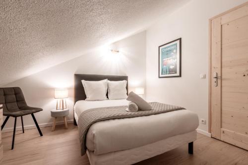 une chambre avec un lit, un bureau et une chaise dans l'établissement Duplex - Aiguille du Midi - Centre, à Chamonix-Mont-Blanc