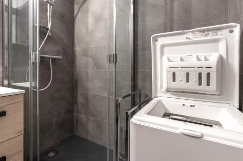 une salle de bain avec douche et lavabo dans l'établissement Duplex - Aiguille du Midi - Centre, à Chamonix-Mont-Blanc