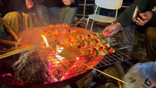 キャンプ場の宿泊客が利用できるバーベキュー設備