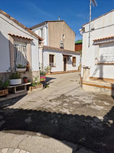 un parking vide devant un immeuble dans l'établissement Le Tony, à Marseille