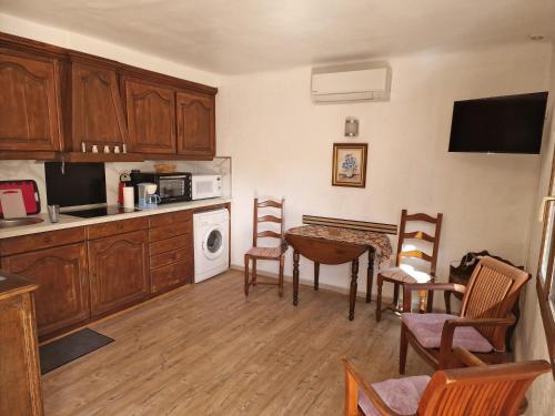 une cuisine avec des armoires en bois et une table et des chaises dans l'établissement Le Tony, à Marseille