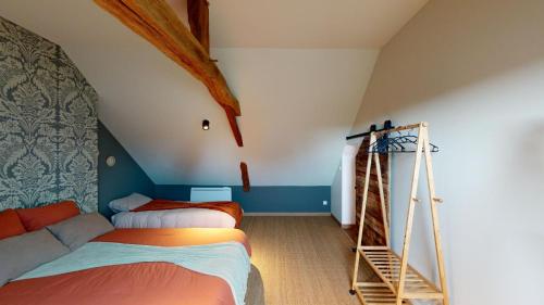 a room with two beds and a ladder in it at Les Grands Ormeaux - Elégance & Piscine chauffée - L'Instant Clef in Joué-en-Charnie