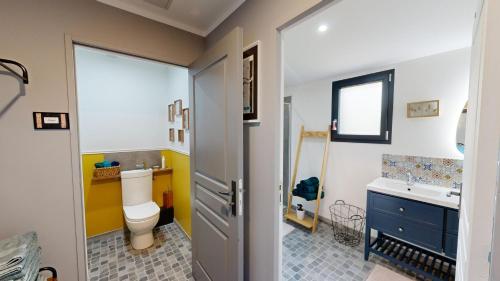 a bathroom with a toilet and a sink at Les Grands Ormeaux - Elégance & Piscine chauffée - L'Instant Clef in Joué-en-Charnie