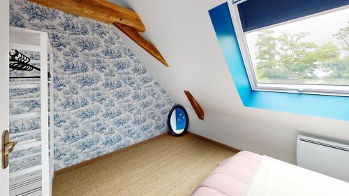 a bedroom with a blue and white wall at Les Grands Ormeaux - Elégance & Piscine chauffée - L'Instant Clef in Joué-en-Charnie