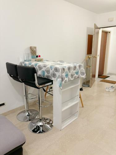 une table avec un chiffon de table dans une pièce dans l'établissement Vu la mer de Monaco, à Beausoleil