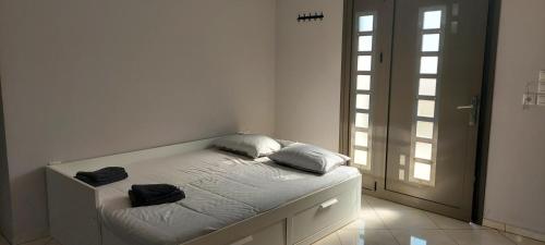 Gianni & Sophia airport house