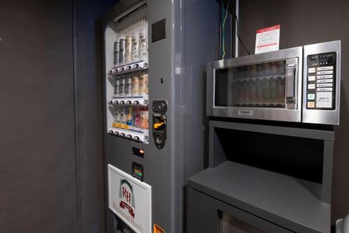 a vending machine with a microwave in a kitchen at Richmond Hotel Kagoshima Tenmonkan in Kagoshima