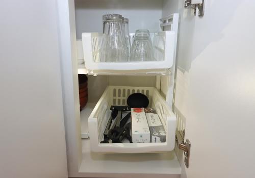 a refrigerator with a drawer filled with wine bottles at GLOCE 弓ヶ浜 Guest Room 南伊豆の弓ヶ浜近くのゲストルーム in Minamiizu