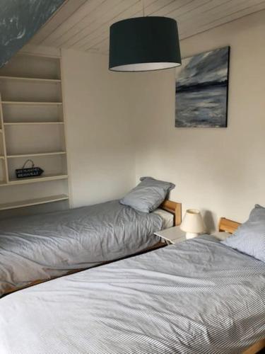 - une chambre avec deux lits côte à côte dans l'établissement Deauv'hills House, à Deauville